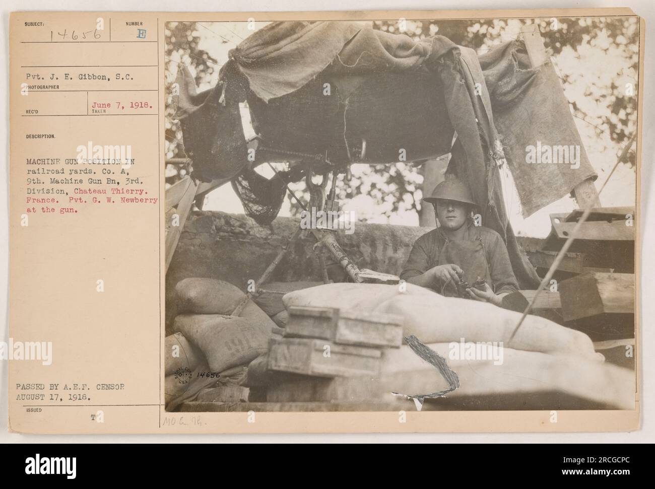 Gefreiter J.E. Gibbon vom Signalkorps hat dieses Bild (111-SC-14656) am 7. Juni 1918 aufgenommen. Es zeigt eine Maschinengewehrposition auf den Bahnhöfen in Chateau Thierry, Frankreich. Das Foto zeigt Pvt. G.W. Newberry bedient die Waffe. Das Bild wurde am 17. August 1918 vom A.E.F.-Zensor geprüft und erhielt die Nummer T 14656 MOC 1. Stockfoto