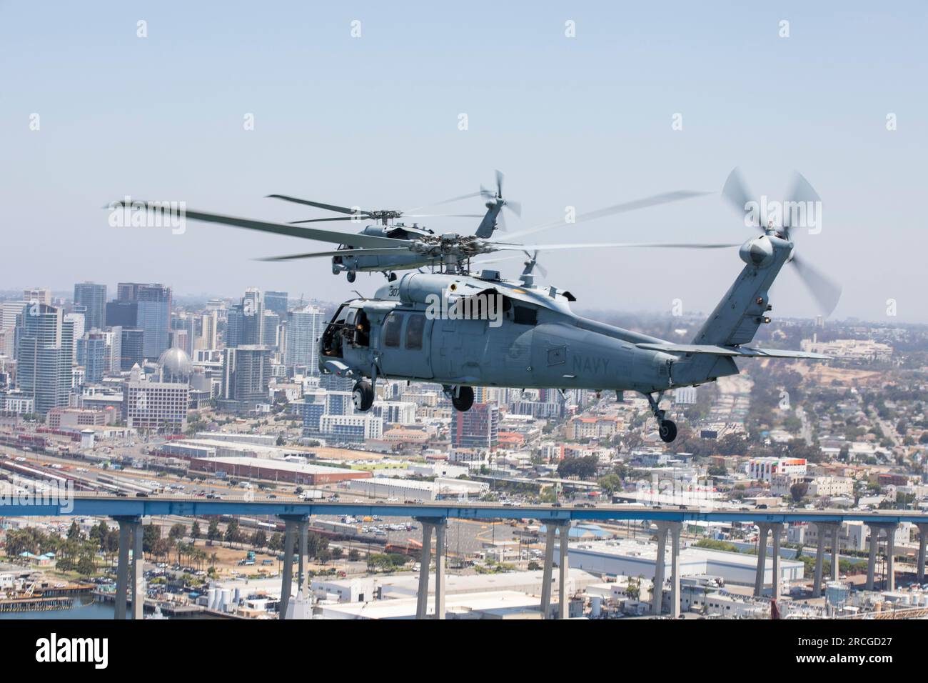SAN DIEGO, Kalifornien (30. Juni 2023) MH-60s Seahawks, die den ‚Firehawks‘ des Helicopter Sea Combat Squadron (HSC) 85 zugeteilt wurden, fliegen während des letzten Flugs des Geschwaders vor seiner Deaktivierungszeremonie über San Diego. Das Marine Reserve-Geschwader HSC-85 ist das letzte Hubschraubergeschwader der Marine, das sich mit der Spezialkriegsführung der Marine (NSW) und der Suche und Rettung im Kampf (CSAR) befasst. (USA Marinebild von Mass Communication Specialist 2. Klasse Ryan LeCompte) Stockfoto