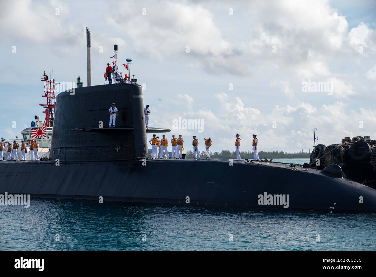 230701-N-KE573-0002 MARINESTÜTZPUNKT GUAM (1. Juli 2023) - das Unterseeboot JS Yaeshio (SS 598) der japanischen Seeschifffahrtsmacht Oyashio bereitet sich auf das Anlegen in den USA vor Marinebasis Guam, Juli 1. Der Marinestützpunkt Guam ist strategisch günstig gelegen, um alle U-Boote zu unterstützen, die in der US-7.-Flotte eingesetzt werden, und beherbergt mehrere schnell angreifende U-Boote der Klasse Los Angeles. (USA Marinebild von Electronics Technician (Nuclear) 3. Class Jacob Brown) Stockfoto