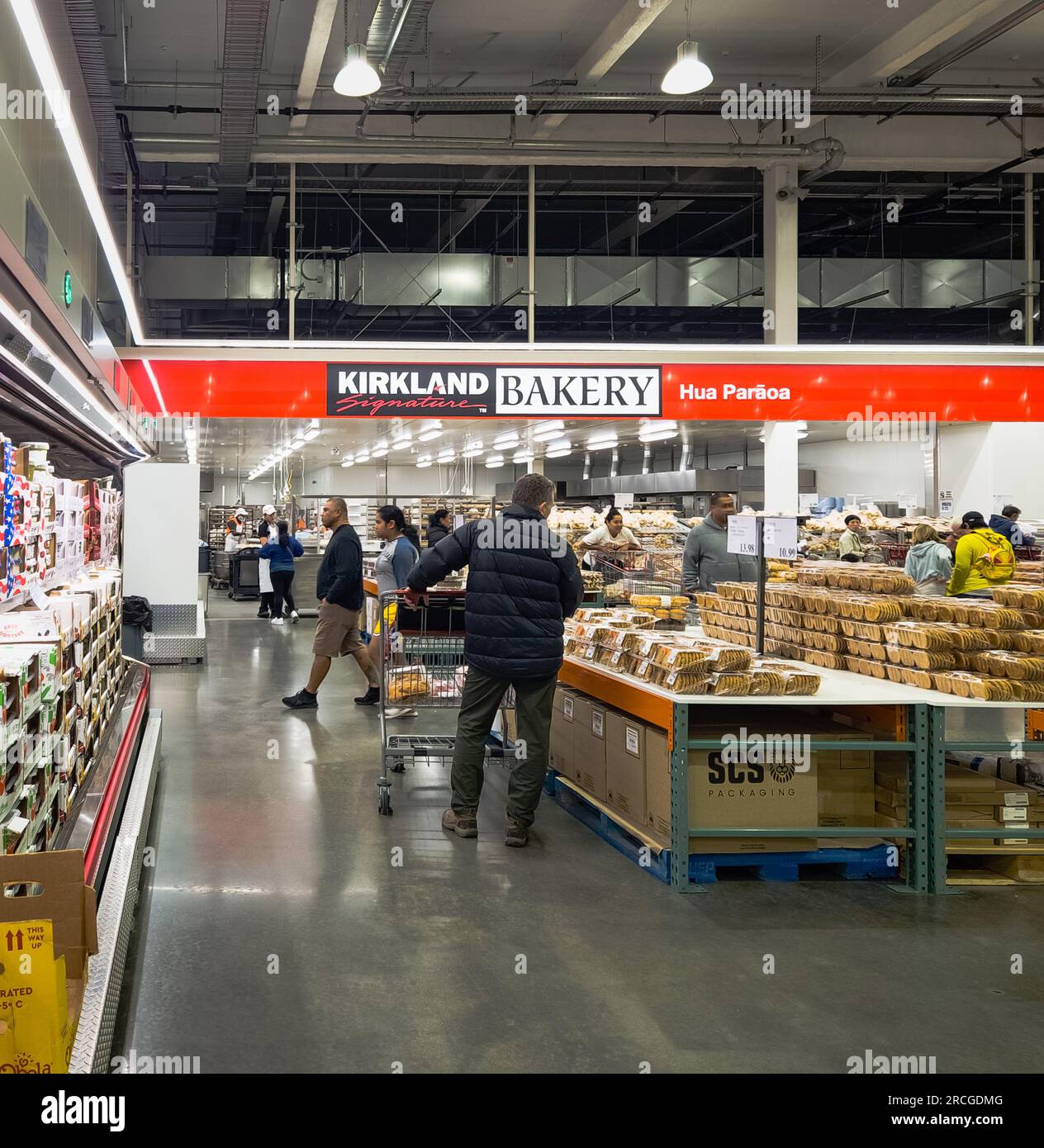 Auckland, Neuseeland - 30. Juni 2023: Lebensmitteleinkäufe des Kunden im einzigen Costco-Geschäft Neuseelands in Auckland. Stockfoto