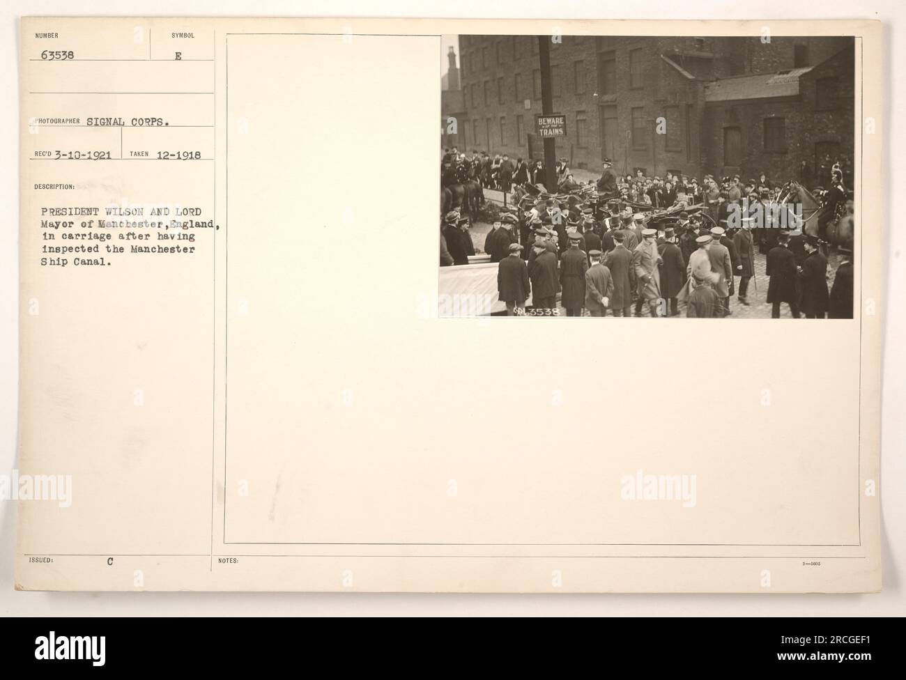 Präsident Wilson und der Lord Mayor von Manchester, England, fahren in einer Kutsche nach ihrer Inspektion des Manchester Schiffskanals. Dieses Foto wurde im Dezember 1918 aufgenommen und ist Teil der Sammlung amerikanischer Militäraktivitäten während des Ersten Weltkriegs Stockfoto