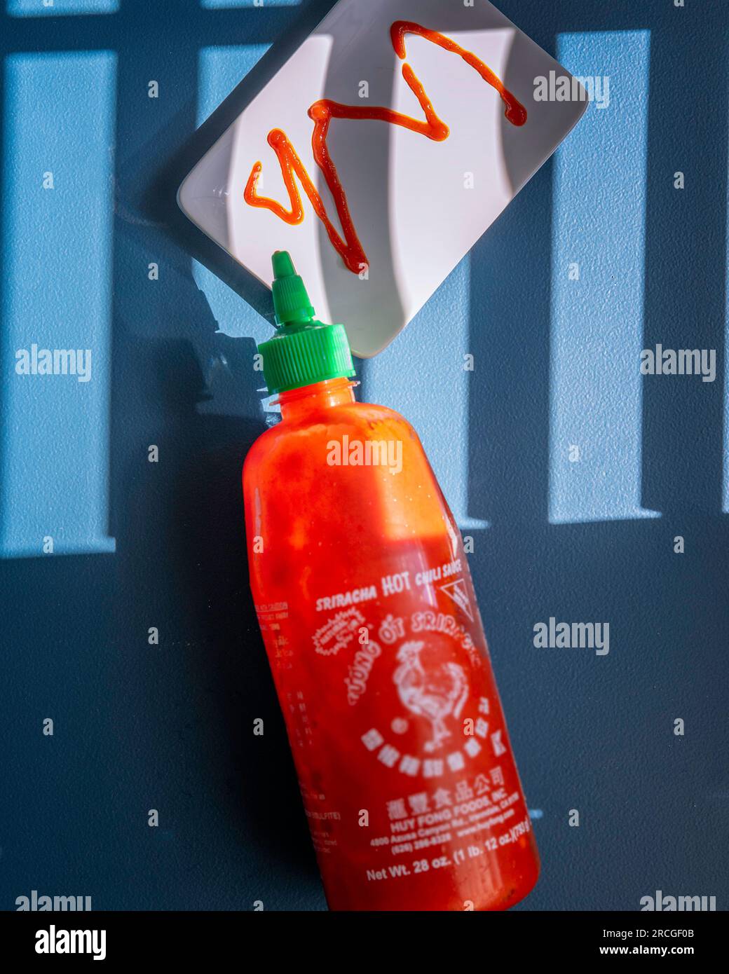 Los Angeles, CA, USA – 14. Juni 2023: Eine Nahaufnahme der Sriracha-Flasche mit heißer Chilisauce in Los Angeles, CA. Wegen eines Mangels an Chili-Paprika ist die Soße Stockfoto