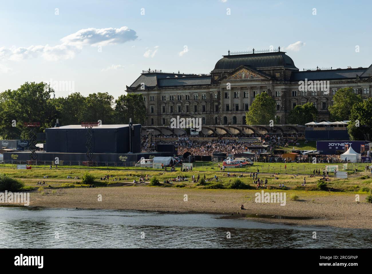 Filmnächte am Elbufer und viele Leute vor dem Auftritt. Große Veranstaltung mitten in der Stadt. Die Elbe und die Küste. Stockfoto