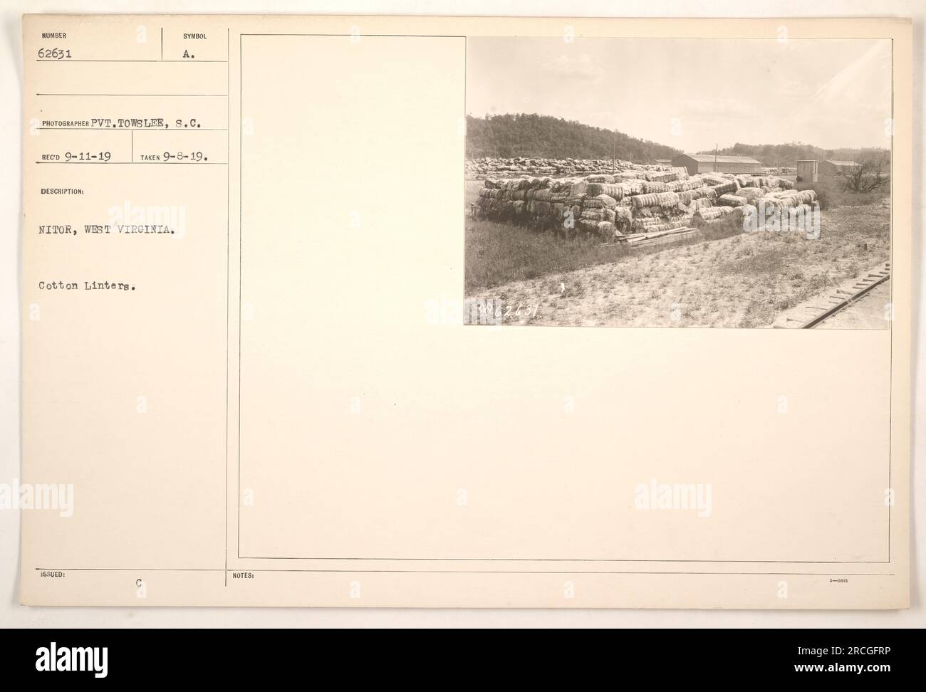 Soldaten, die im Ersten Weltkrieg in Nitro, West Virginia, Baumwoll-Leinen auf Lastwagen laden. Diese Linter wurden zur Herstellung von Sprengstoff verwendet. Foto aufgenommen am 8. September 1919 von Pvt. Towslee, S.C. Stockfoto