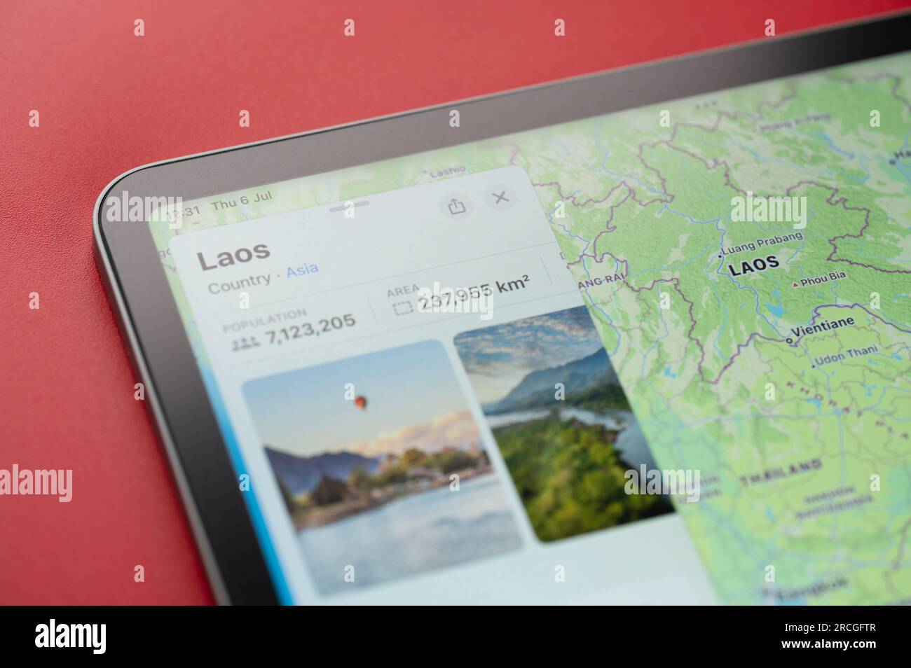 New York, USA - 6. Juli 2023: Contour of Laos Country Boarder on World Apple MAP ipad Nahansicht Stockfoto