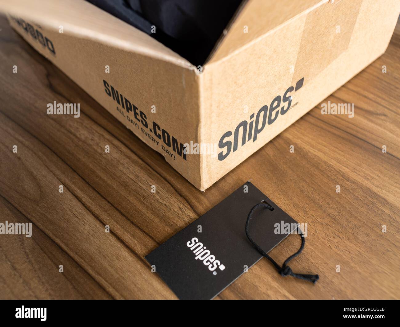 „Snipes“-Logo auf einem Paket. Junge Modemarke für Straßenbekleidung und Sneaker. Einzelhändler mit einem großen E-Commerce-Geschäft und Geschäften in deutschen Städten. Stockfoto