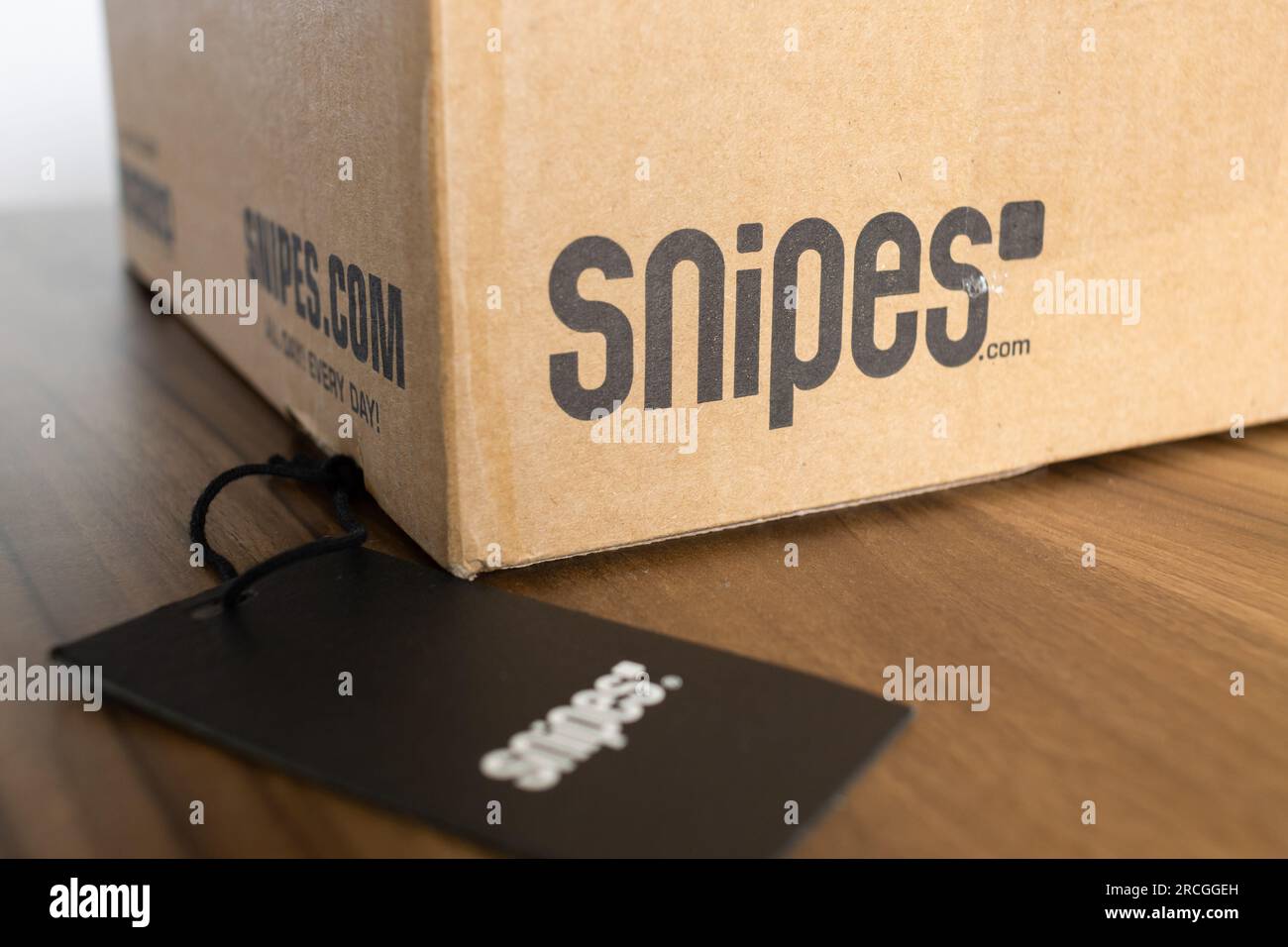 Paket mit dem Snipes Logo. Online-Shopping für Straßenmode und Bekleidung. Konsumerismus durch Geschäftsmodelle im elektronischen Handel. Stockfoto