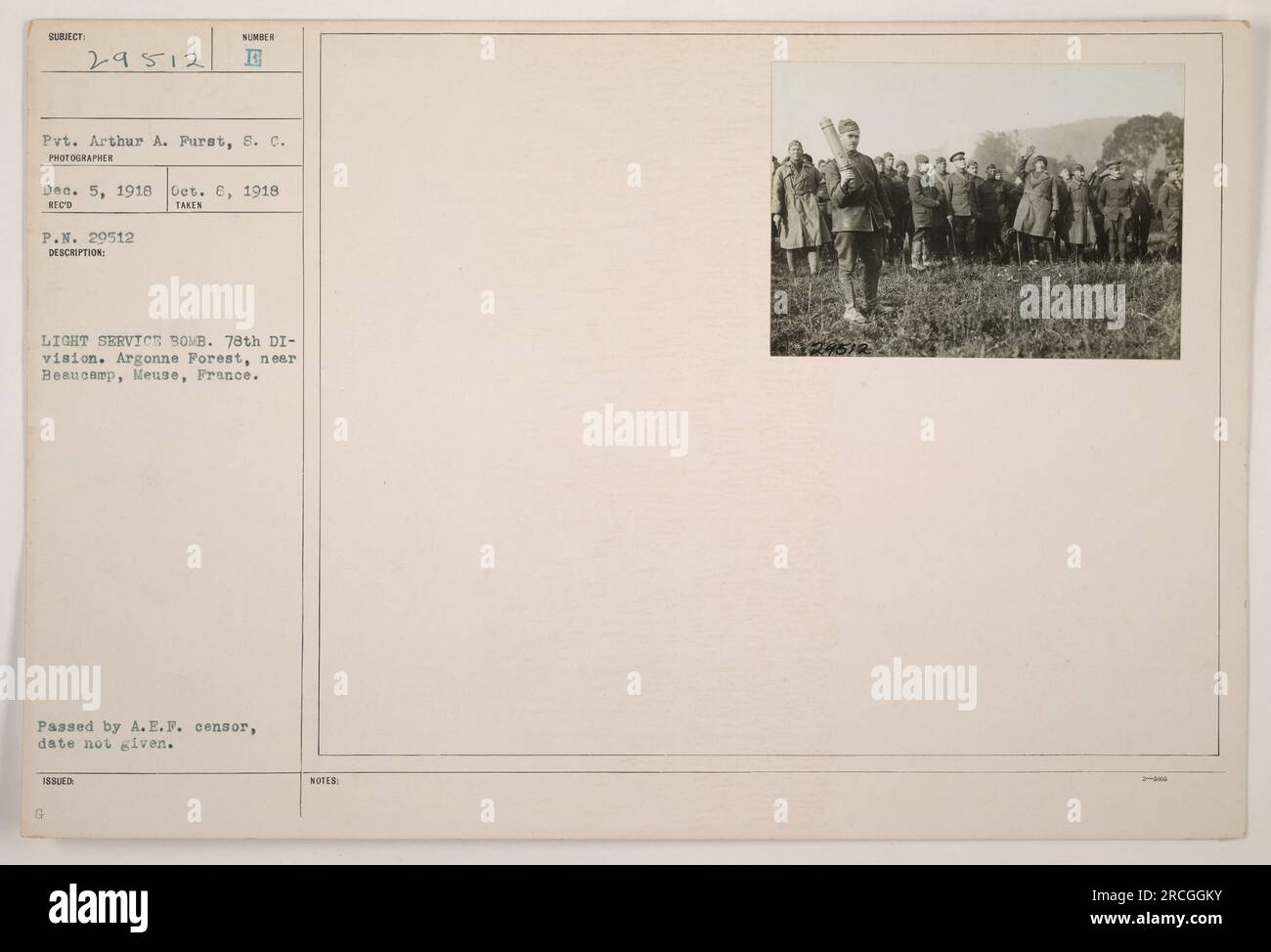 Gefreiter Arthur A. Purst ist mit einer Dienstbombe im Argonne-Wald bei Beaucamp, Mause, Frankreich, abgebildet. Dieses Foto wurde am 8. Oktober 1918 von einem unbekannten Fotografen aufgenommen. Es wurde vom A.E.F.-Zensor herausgegeben und genehmigt. Stockfoto