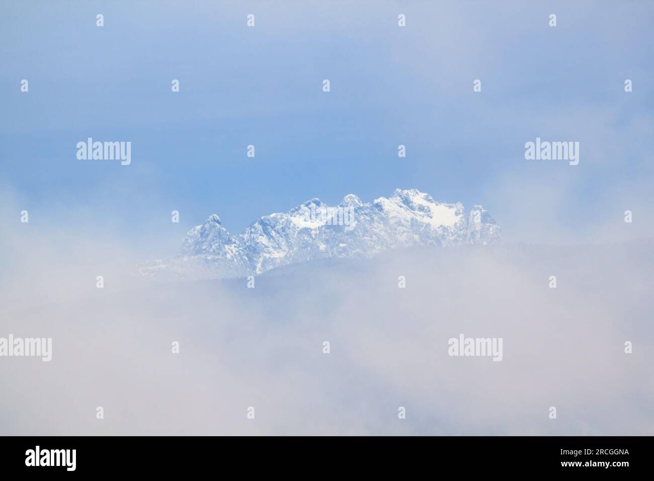 Berge vor blauem Himmel und Wolken. Stockfoto