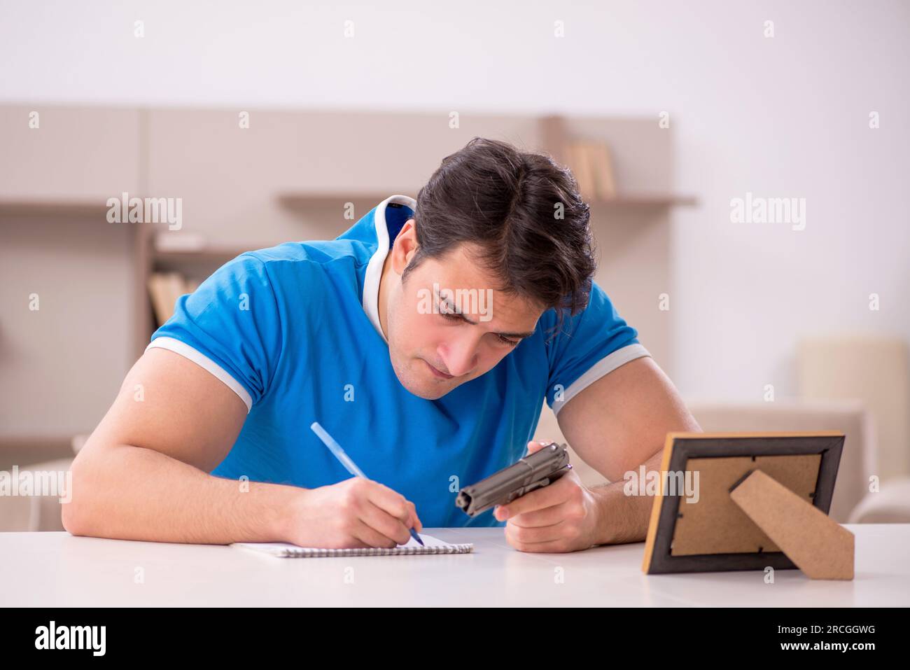 Junger Mann im unerwiderten Liebesbegriff Stockfoto