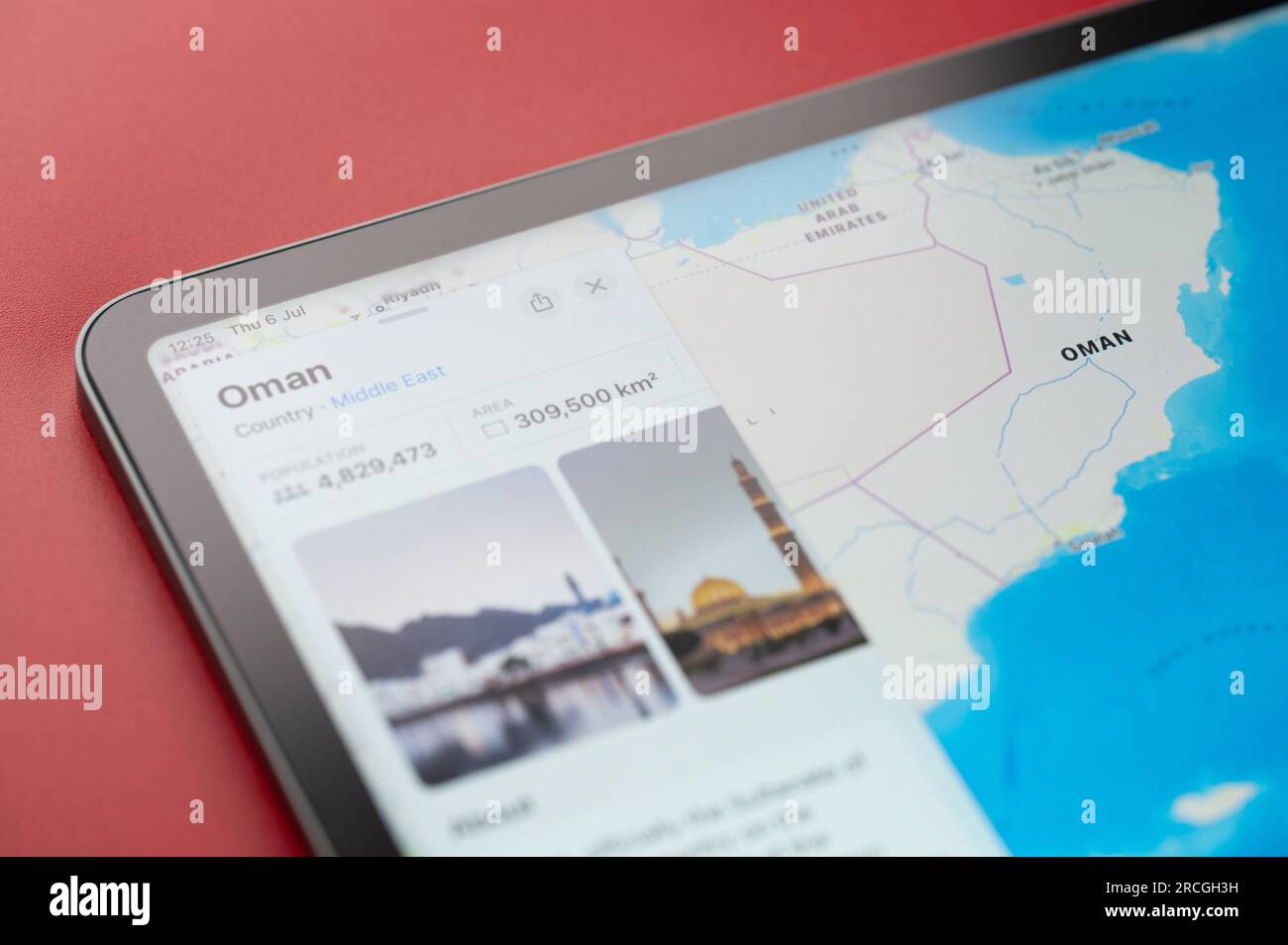 New York, USA - 6. Juli 2023: Oman-Land auf der Weltkarte auf dem Bildschirm des ipad-Tablets in Nahaufnahme Stockfoto