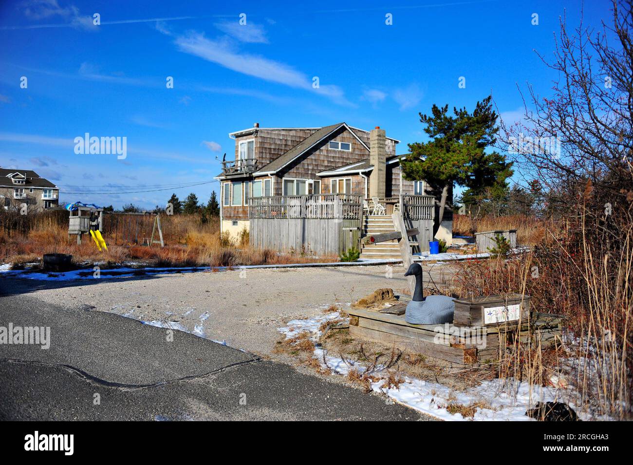 NEW YORK - FEBRUAR 09: Joe Brewer's House (GANZ LINKS) in der Oak Beach Association war der letzte Ort, an dem Shannan Gilbert im Mai auftrat. 01, 2010 lief und schrie "Helft mir". Man vermutet, dass sie zu Gustav Colettis Haus (GANZ RECHTS) rannte. Nachdem Coleti die Polizei gerufen hatte, lief sie in das Unkraut gegenüber von Coleti's Haus in Oak Beach, NY. Leute: Serienmörder Verdächtigt Rex Heuermann Credit: Storms Media Group/Alamy Live News Stockfoto