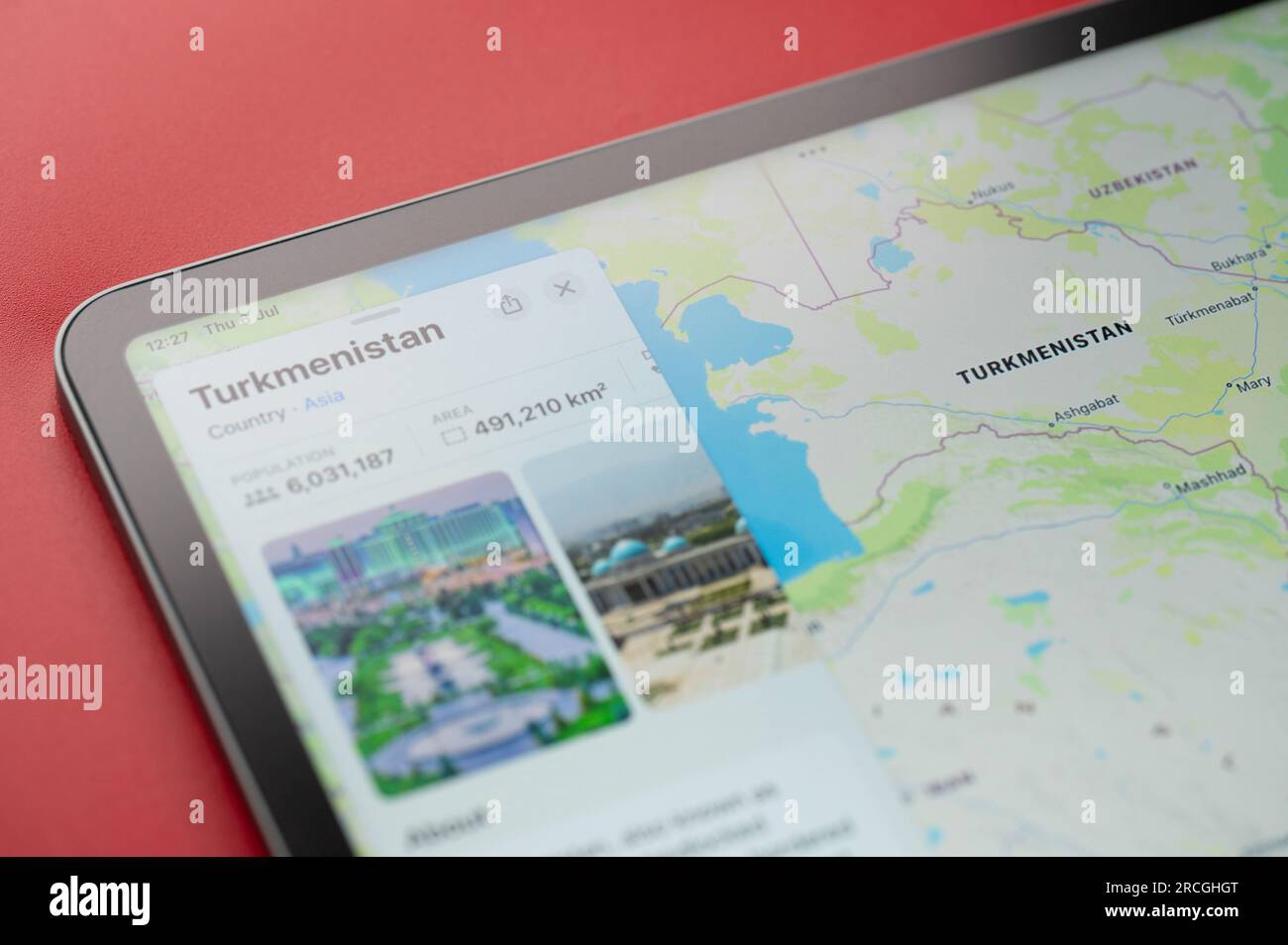 New York, USA - 6. Juli 2023: Grenzlinien in Turkmenistan ländlicher Form auf der Karte ipad Makroansicht Stockfoto