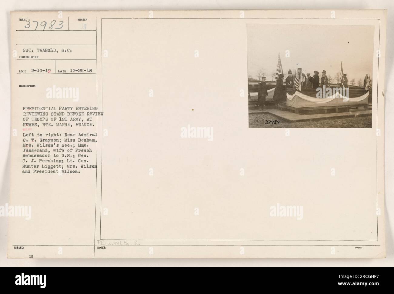 Präsident Wilson und seine Frau sowie verschiedene militärische und politische Persönlichkeiten treten vor der Überprüfung der Truppen der 1. Armee in Humes, hte, in einen Prüfstand. Marne, Frankreich. Die Personen von links nach rechts sind Konteradmiral C. T. Grayson, Miss Benham, Mae. Jusserand, General J. J. Pershing, LT. General Hunter Liggett, Mrs. Wilson und Präsident Wilson. Dieses Foto wurde von SGT aufgenommen. TRABOLD, S.C. am 25. Dezember 1918. Stockfoto