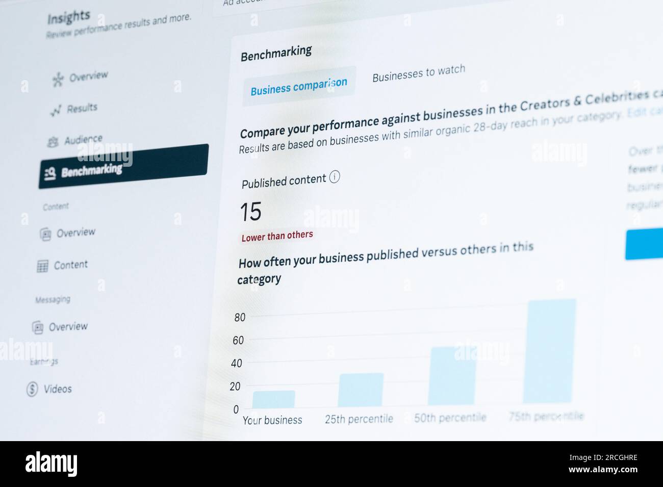 New York, USA - 17. Juni 2023: Vergleich von Geschäftsabläufen in der Meta Insight-Menüansicht auf dem Laptop-Bildschirm Stockfoto