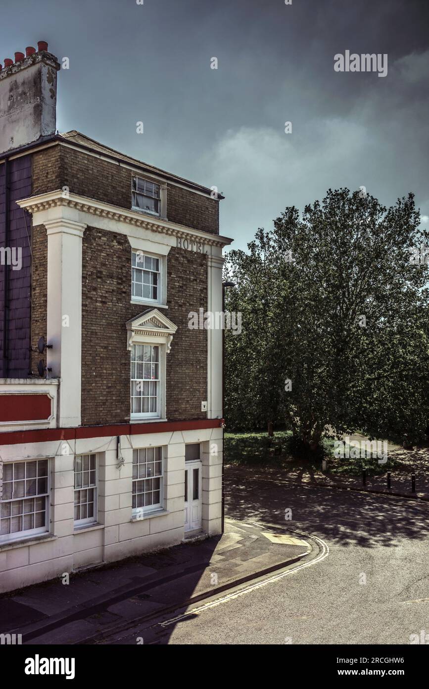 Gelbes Ziegelgebäude, denkmalgeschütztes Gebäude, Hampshire, Südengland, Großbritannien Stockfoto