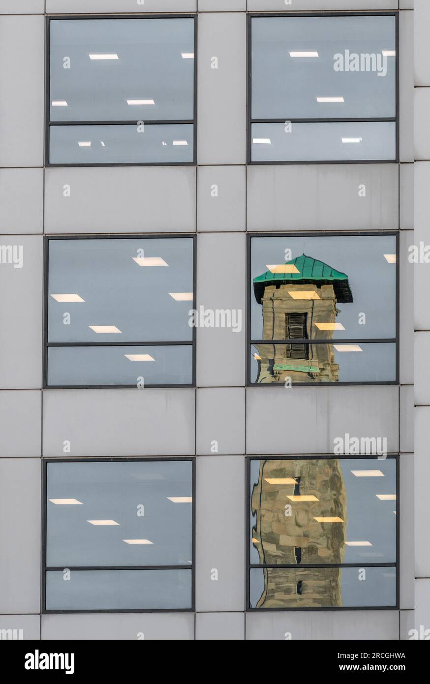 Spiegelung des Civic Center Clock Tower in den Fenstern eines Bürogebäudes im Stadtzentrum von Southampton, Hampshire, England, Großbritannien Stockfoto