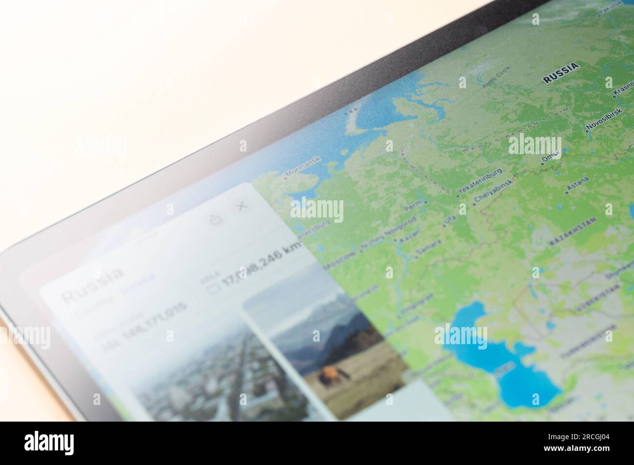 New York, USA - 5. Juli 2023: Landkarte Russlands auf Apfelkarten Nahaufnahme auf dem ipad-Bildschirm Stockfoto