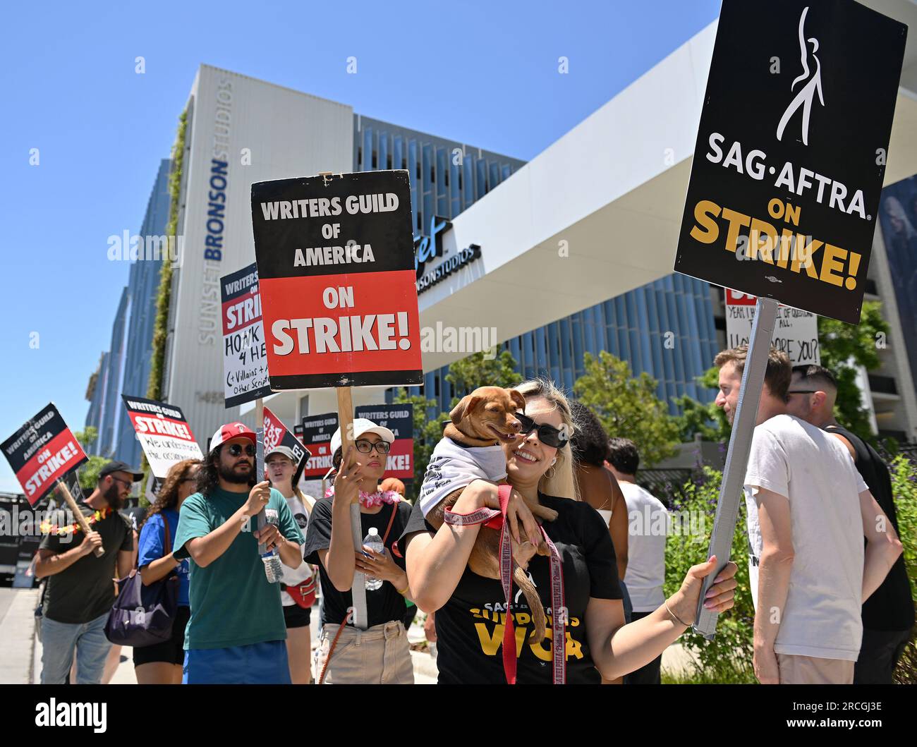 Los Angeles, Usa. 14. Juli 2023. Mitglieder der SAG-AFTRA Actors' Union und der Writers Guild of America streiken und streiken am Freitag, den 14. Juli 2023, vor den Sunset Bronson Studios in Hollywood, Kalifornien. Foto: Chris Chew/UPI Credit: UPI/Alamy Live News Stockfoto