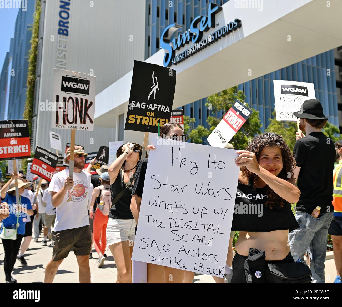 Los Angeles, Usa. 14. Juli 2023. Mitglieder der SAG-AFTRA Actors' Union und der Writers Guild of America streiken und streiken am Freitag, den 14. Juli 2023, vor den Sunset Bronson Studios in Hollywood, Kalifornien. Foto: Chris Chew/UPI Credit: UPI/Alamy Live News Stockfoto