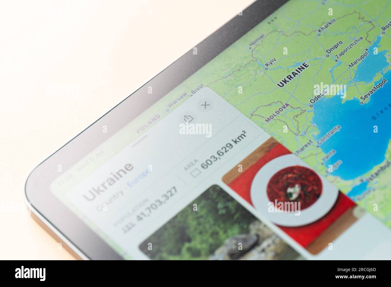New York, USA - 5. Juli 2023: Landkarte der Ukraine auf Apfelkarten Nahaufnahme auf dem ipad-Bildschirm Stockfoto