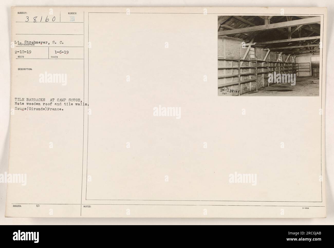 Holzdach und Fliesenwände der Kaserne im Camp Souge in Souge, Gironde, Frankreich. Bild 111-SC-38160 aufgenommen von S. Lohmeyer am 2-10-19. Stockfoto