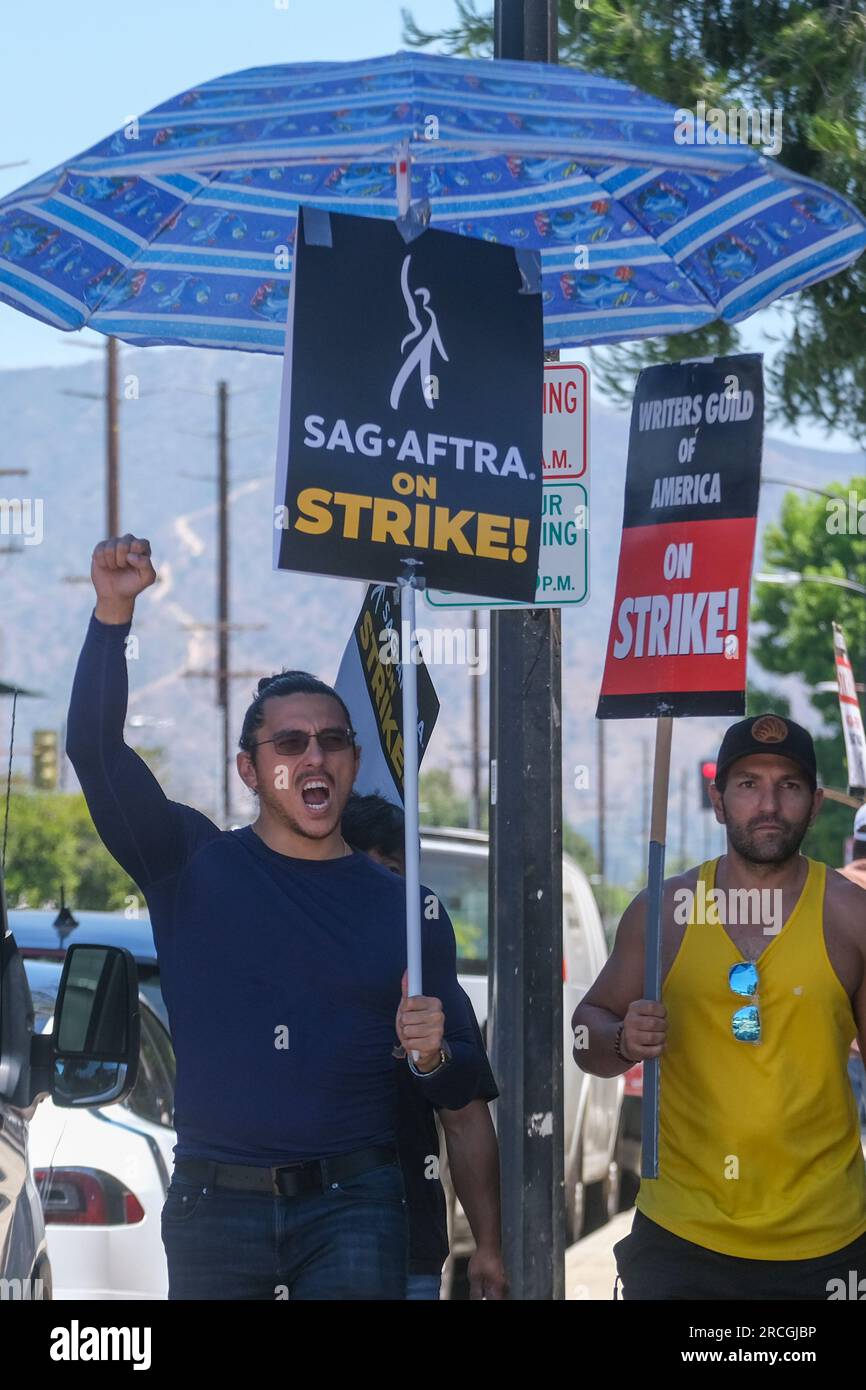 Los Angeles, Usa. 14. Juli 2023. Vor dem Studio der Walt Disney Company in Burbank gehen markante Schriftsteller und Schauspieler mit Streitkräften spazieren. Am Donnerstag stimmte der Gewerkschaftsrat einstimmig für die Erteilung eines Streikbefehls. Der Streikbefehl trat am Donnerstag um Mitternacht in Kraft, und ab Freitagmorgen schloss sich SAG-AFTRA den Streikposten mit der Schriftstellergilde von Amerika an, die in der 11. Woche ihres eigenen Streiks gegen die Alliance of Motion Picture and Television Producers steht. Kredit: SOPA Images Limited/Alamy Live News Stockfoto