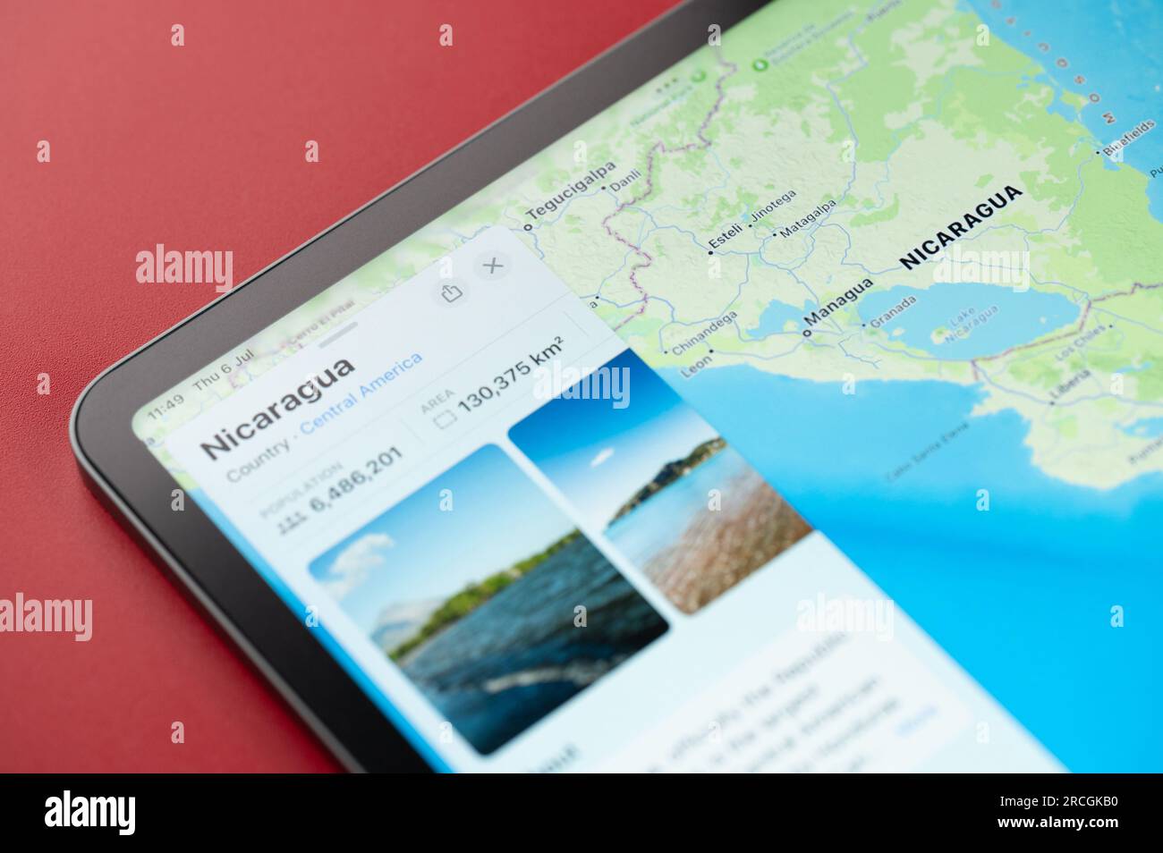 New York, USA - 6. Juli 2023: Karte und Informationen zum Land Nicaragua auf der Apfel-ipad-Makroansicht der Welt aus nächster Nähe Stockfoto