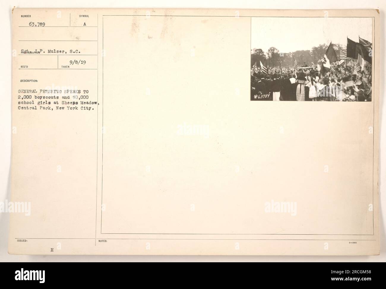 General Pershing spricht am 8. September 1919 in Sheeps Meadow im Central Park, New York City, vor einer großen Menge von 2.000 Pfadfindern und 50.000 Schulmädchen. Die Veranstaltung zog insgesamt 63.789 Besucher an. Farin Mulser, S.C. machte ein Foto von diesem Ereignis In der Beschreibung wird auch erwähnt, dass 23784 Notizen zu diesem Ereignis gemacht wurden. Stockfoto