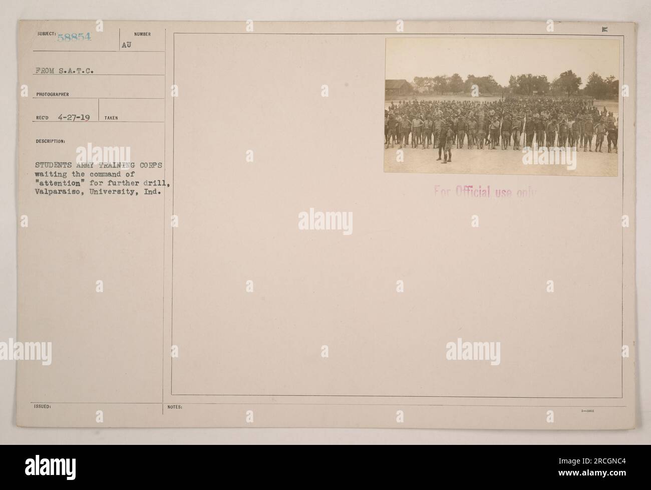 Studenten des Army Training Corps an der Valparaiso University in Indiana, die darauf warten, dass der Kommandant ihre Übungsaktivitäten wieder aufnimmt. Dieses Foto wurde von einem SATC-Fotografen am 27. April 1919 aufgenommen. Die Beschreibung enthält die eindeutige Kennnummer AU 188UED. Es ist nur für den offiziellen Gebrauch kategorisiert. Stockfoto