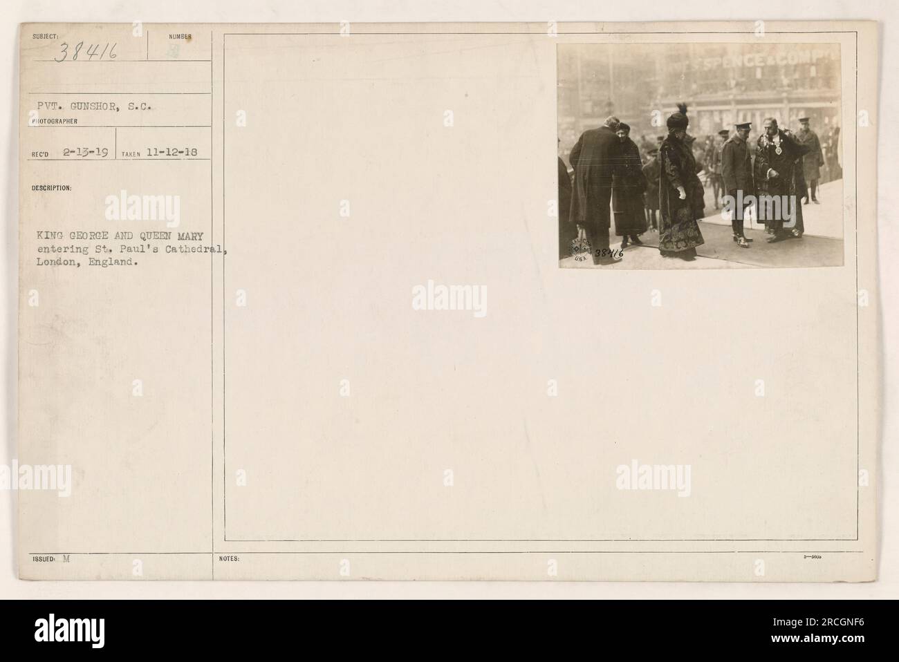 King George und Queen Mary betreten St. Paul's Cathedral in London, England. Dieses Foto wurde am 12. November 1918 von Pvt. Gunshor, S.C. aufgenommen Sie ging am 15. Februar 1919 beim Fotografen ein (111-SC-38416). Zu den Beschriftungen gehören die Angabe der Anzahl der ausgestellten Exemplare (2384/6) und der Vorschlag, dass sie für die Reproduktion in einem Magazin „Military Notes“ geeignet sind. Stockfoto