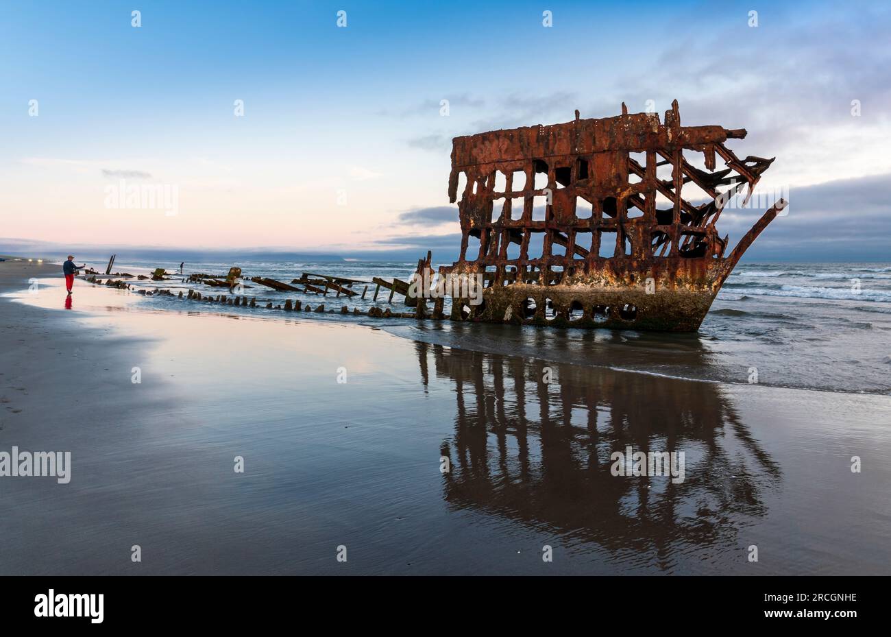 Das Schiffswrack von Peter Iredale ist bei Ebbe an der Pazifikküste zu sehen Stockfoto