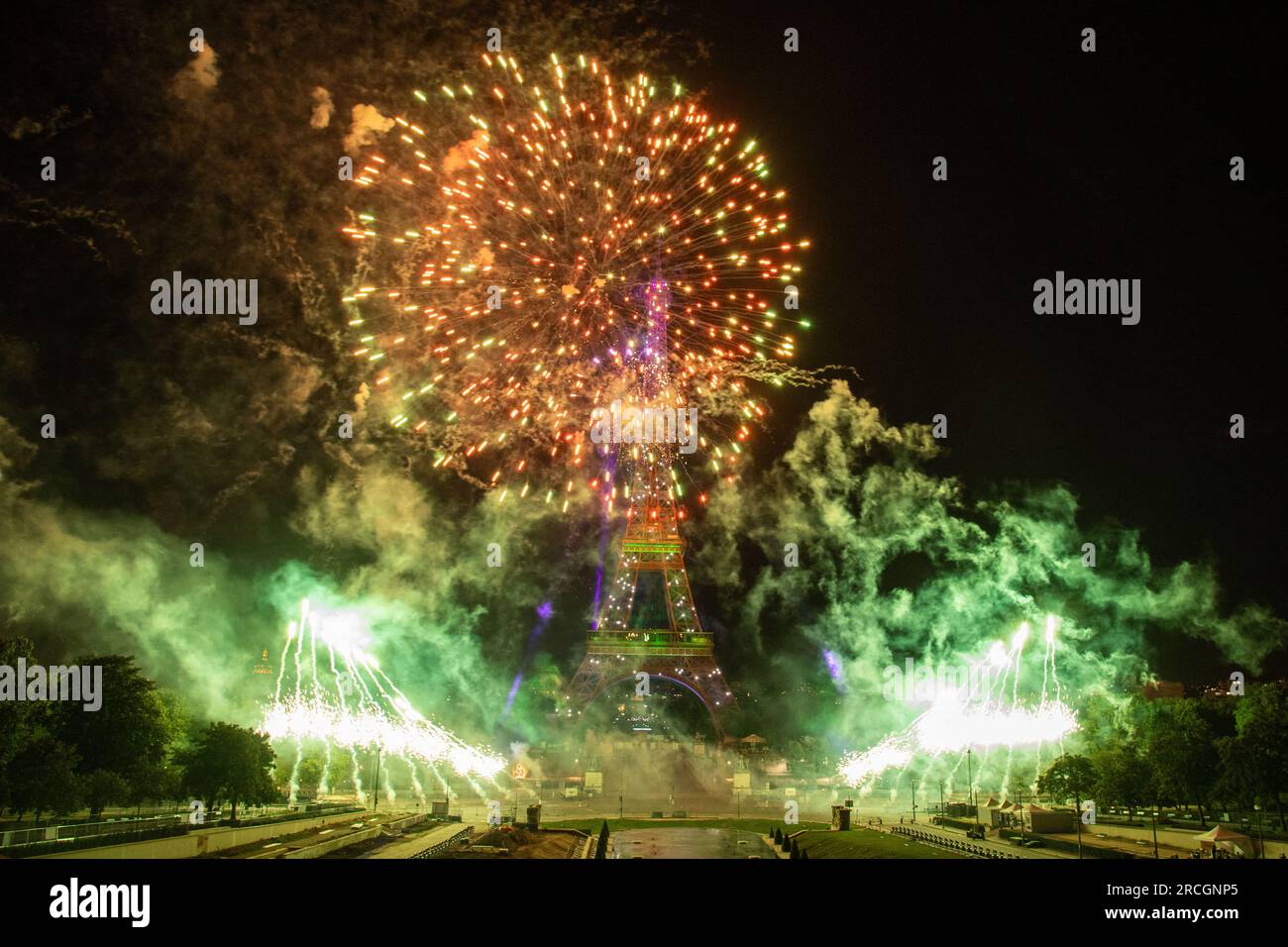 Paris, Frankreich. 14. Juli 2023. Feuerwerk am Eiffelturm während der Feierlichkeiten zum Bastille Day in Paris, Frankreich, am Freitag, den 14. Juli 2023. Foto: Aurore Marechal/ABACAPRESS.COM Kredit: Abaca Press/Alamy Live News Stockfoto