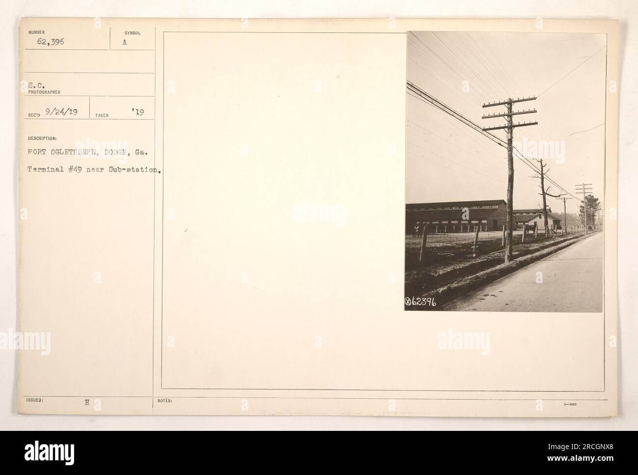 Foto von Terminal Nr. 49 in der Nähe der U-Bahnstation NR. 62.396 in Fort Oglethorpe, Dodge, Georgia während des Ersten Weltkriegs. Aufgenommen von Fotograf ECO am 9. 24. 19. Es zeigt das Gebäude und seine Umgebung. Das Foto ist mit dem Symbol „19 beschriftet und verfügt über zusätzliche Hinweise, die es als 862396 3-1000 kennzeichnen. Stockfoto