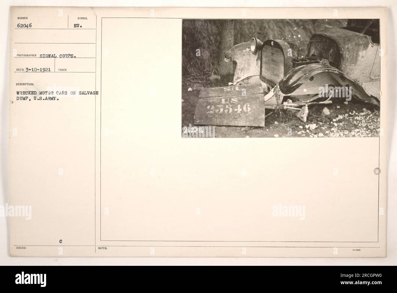 Zerstörte Autos auf einer Bergungskippe, die während des Ersten Weltkriegs angeblich von der US-Armee stammte. Auf dem Foto werden zerstörte Fahrzeuge gestapelt dargestellt. Dieses Bild wurde vom Signalkorps aufgenommen und am 10. März 1921 empfangen. Es trägt das ausgestellte EU-Symbol und entspricht US 23546. Stockfoto