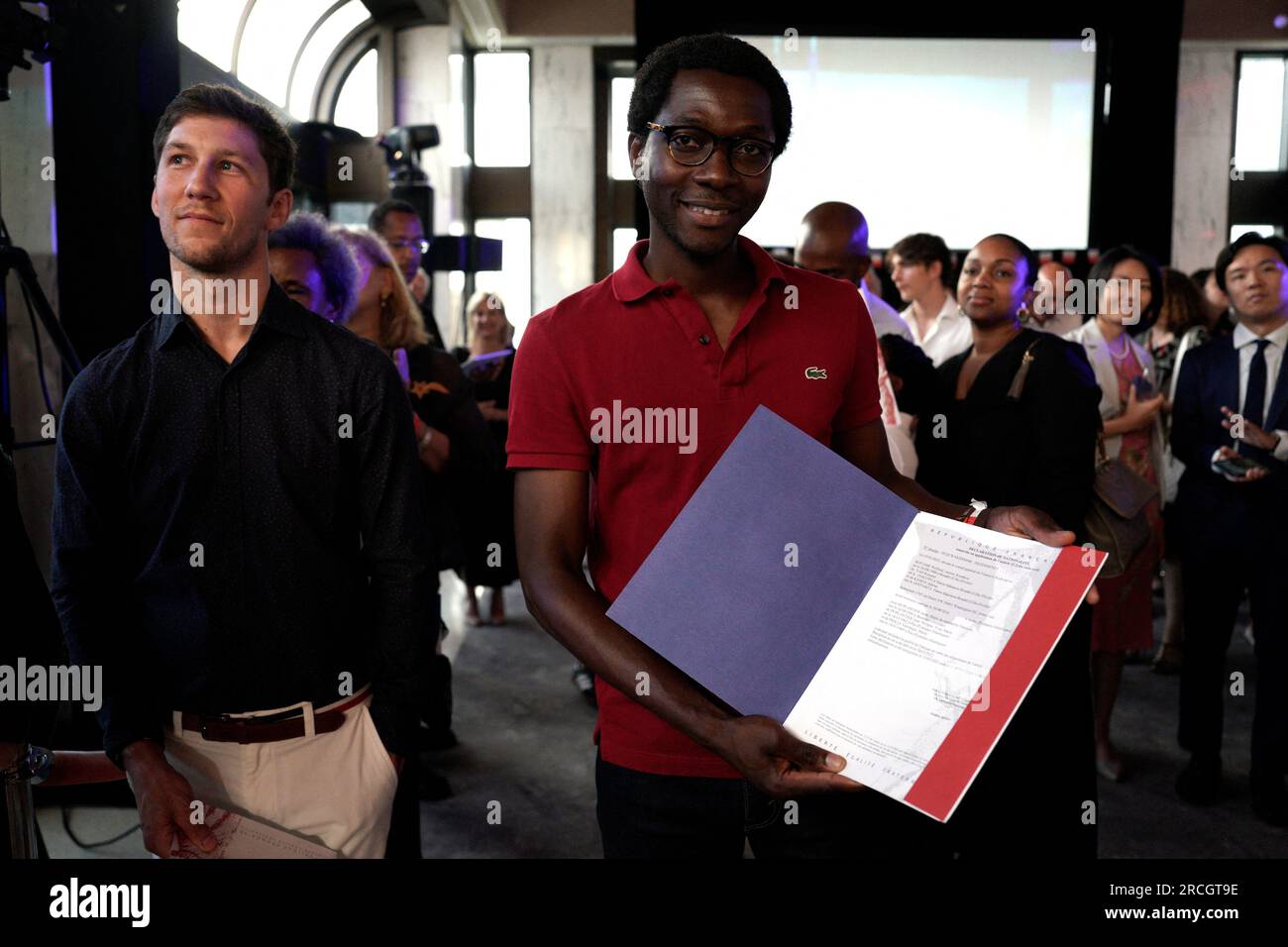 Washington, Usa. 14. Juli 2023. Botschafter Laurent Bili begrüßt kürzlich eingebürgerten französischen Staatsbürger während der Feierlichkeiten zum Bastille Day in der französischen Botschaft in Washington am 14. Juli 2023. Foto: Yuri Gripas/ABACAPRESS.COM Kredit: Abaca Press/Alamy Live News Stockfoto