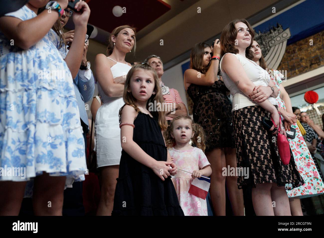 Washington, Usa. 14. Juli 2023. Botschafter Laurent Bili begrüßt kürzlich eingebürgerten französischen Staatsbürger während der Feierlichkeiten zum Bastille Day in der französischen Botschaft in Washington am 14. Juli 2023. Foto: Yuri Gripas/ABACAPRESS.COM Kredit: Abaca Press/Alamy Live News Stockfoto