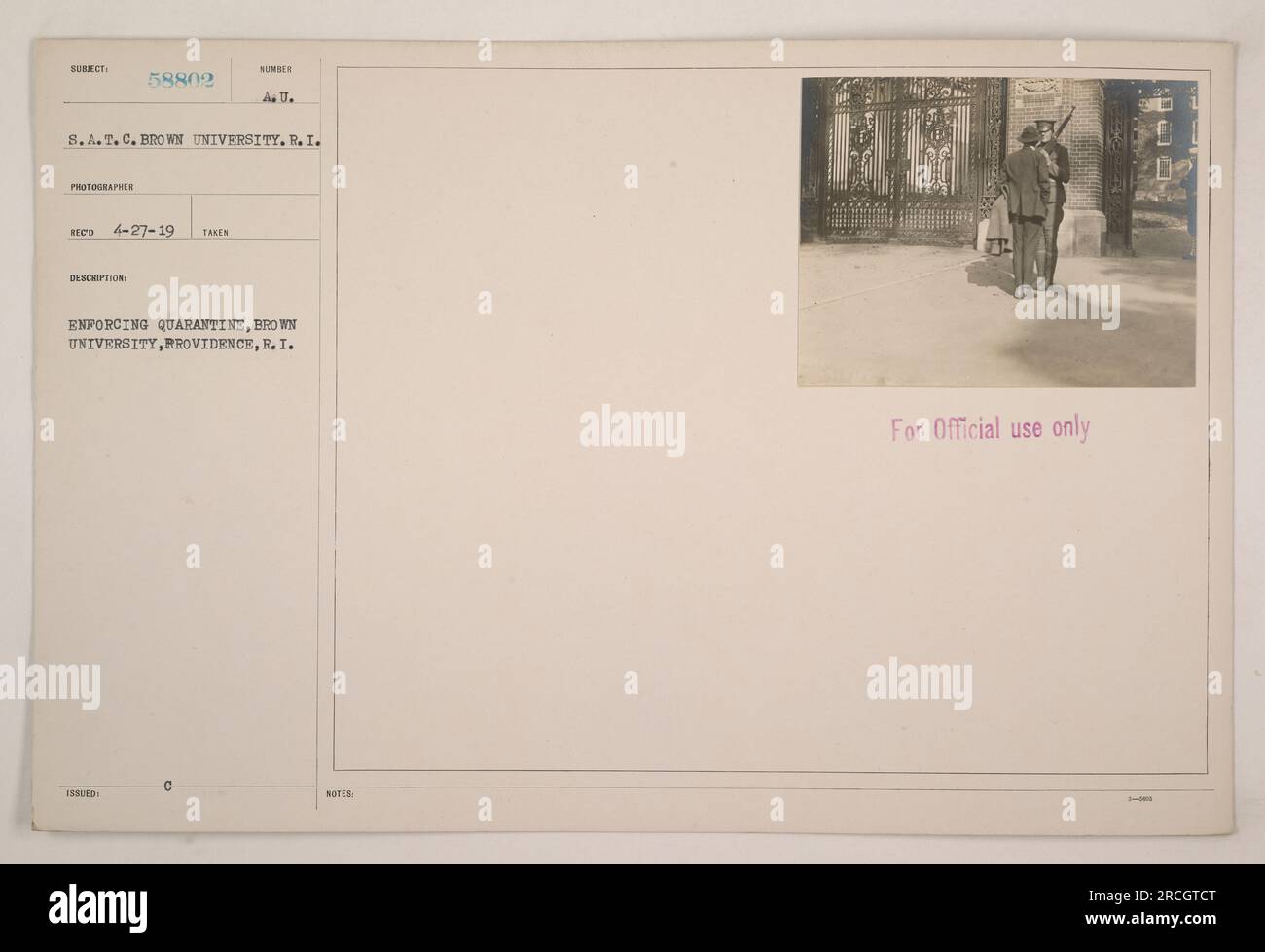 Soldaten erzwangen eine Quarantäne an der Brown University in Providence, R.I. während des Zweiten Weltkriegs. Das Foto wurde von einem Fotografen der S.A.T.C der Brown University aufgenommen. Es ist als offizielle Verwendung gekennzeichnet. Stockfoto