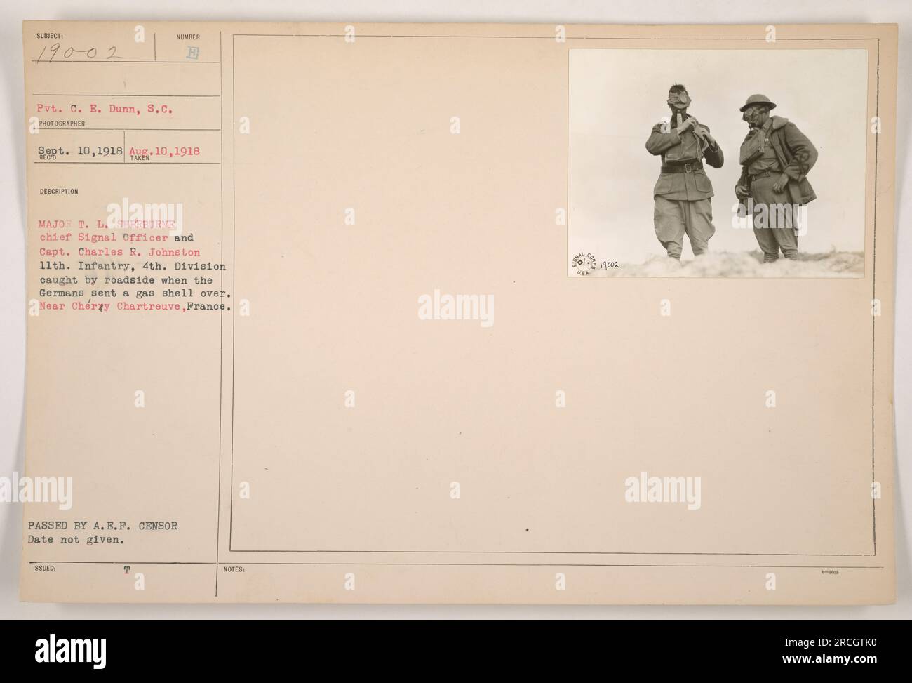 Gefreiter C. E. Dunn, Mitglied des Signalkorps, hat am 10. September 1918 ein Foto in der Nähe von Chéry Chartreuve, Frankreich, aufgenommen. Das Bild zeigt Major T. L. Sherburne, den Chief Signal Officer, und Captain Charles R. Johnston von der 11. Infanterie, 4. Division. Sie wurden von einer von den Deutschen abgefeuerten Gasbombe erwischt. Das Datum dieses Fotos ist unbekannt und wurde vom A. E. P.-Zensor genehmigt. Stockfoto