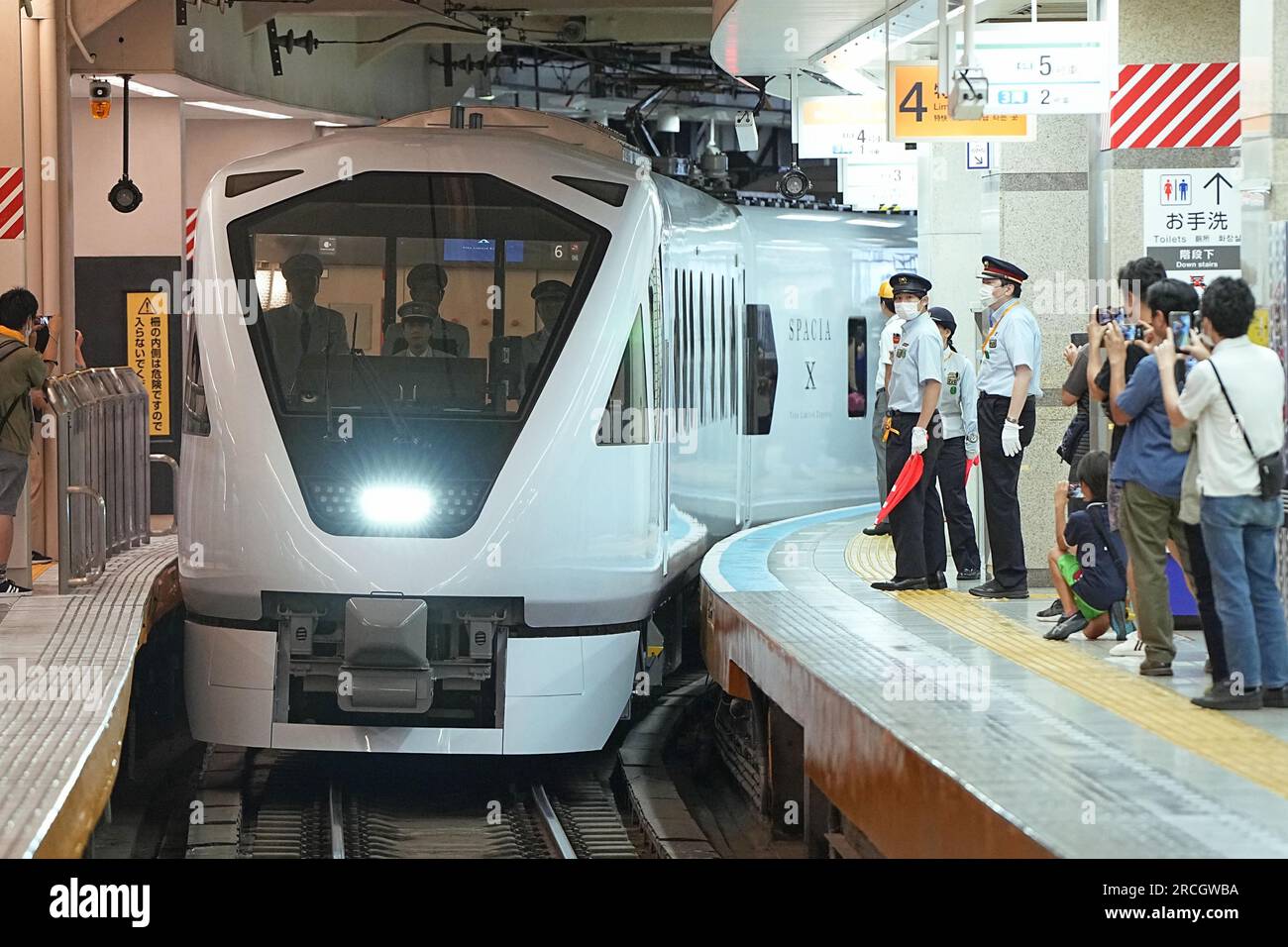 Der neue Limited Express-Zug von Tobu Railway Co. Spacia X kommt am 15. Juli 2023 am Bahnhof Asakusa in Tokio an, wo eine feierliche Einführungsfeier stattfindet. Der Zug verbindet den Bahnhof Asakusa mit dem Nikko-Nationalpark der Präfektur Tochigi und dem Thermalbad Kinugawa. (Kyodo)==Kyodo Foto via Credit: Newscom/Alamy Live News Stockfoto