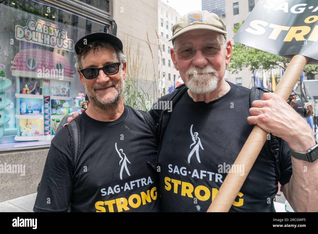 New York, USA. 14. Juli 2023. John Rockman und Richard Masur traten am 14. Juli 2023 Mitgliedern der Writers Guild of America und der Screen Actors Guild Rallye in den NBC Studios im Rockefeller Center in New York bei. (Foto: Lev Radin/Sipa USA) Guthaben: SIPA USA/Alamy Live News Stockfoto