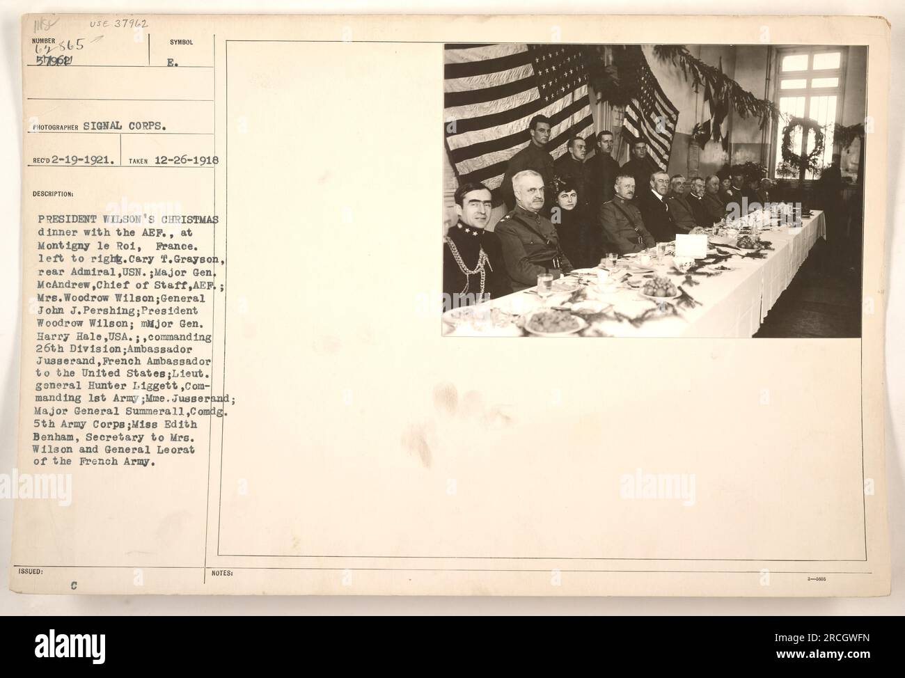 Präsident Wilson feiert Weihnachten mit amerikanischen Truppen in Montigny le ROI, Frankreich. Von links nach rechts: Konteradmiral Cary T. Grayson, Major General McAndrew, Mrs. Woodrow Wilson, General John J. Pershing, Präsident Woodrow Wilson, Major General Harry Hale, französischer Botschafter Jusserand, Lieutenant General Hunter Liggett, Madame Jusserand, Major General Summerall, Miss Edith Benham und General Leorat von der französischen Armee. Dieses Foto wurde am 26. Dezember 1918 aufgenommen und von Präsident Wilsons Büro herausgegeben. Stockfoto
