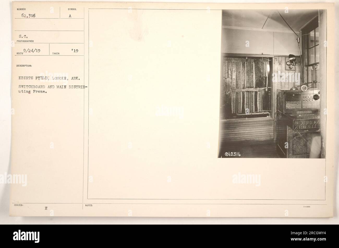 Ein Foto einer Schalttafel und eines Hauptverteilungsrahmens bei Eberts Field in Lonoke, Arkansas. Das Bild wurde von einem Fotografen aufgenommen, der am 24. September 1919 als atco identifiziert wurde. Das Foto zeigt die Schalttafel und den Hauptverteilerrahmen mit der Nummer 62.316 S.C. Hinweise weisen darauf hin, dass das Bild Teil der 3-A-Serie ist und die Beschriftung „Eberts Field, Lonoke, Ark. Schalttafel und Hauptverteilungsrahmen.“ Stockfoto