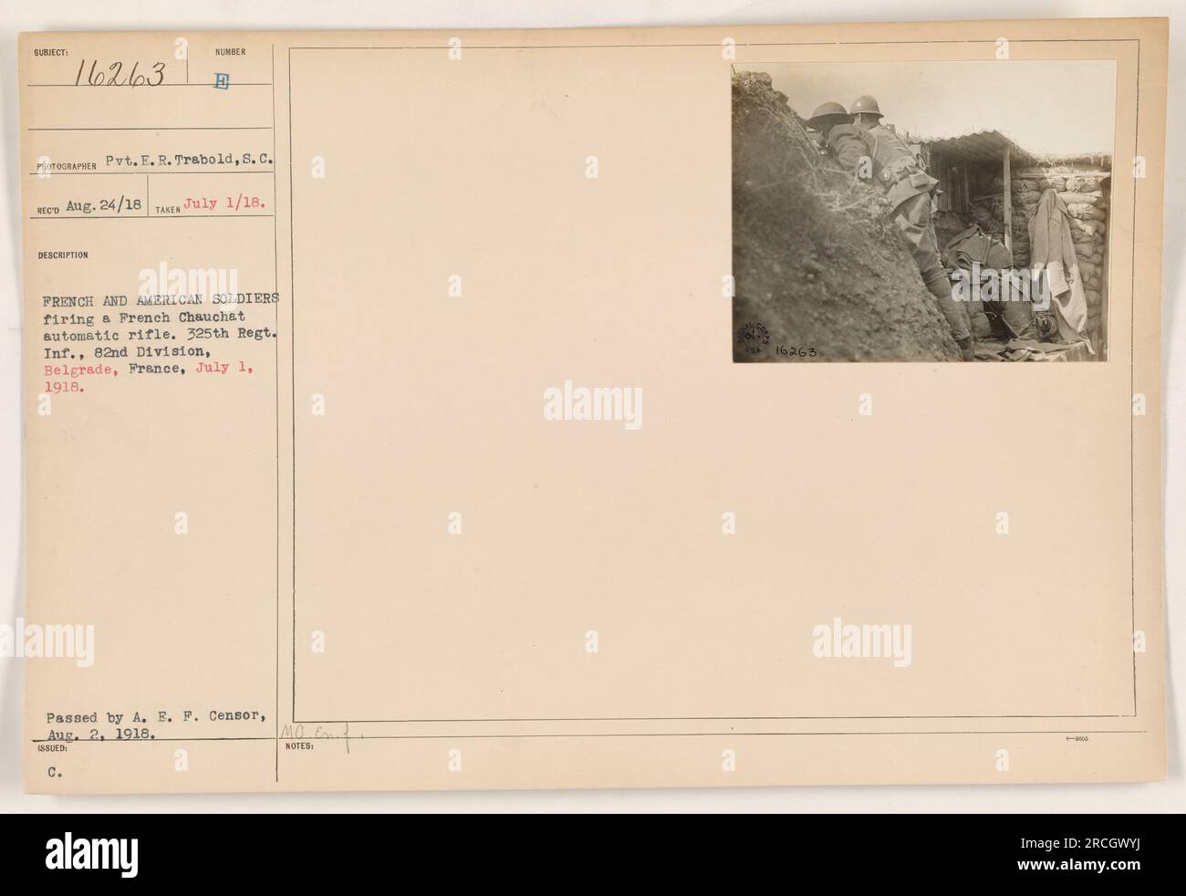 Französische und amerikanische Soldaten schießen mit dem französischen Chauchat-Gewehr. Das Foto wurde am 1. Juli 1918 in Belgrad, Frankreich, von Pvt. E. R. Trabold vom Signalkorps aufgenommen. Die Soldaten gehören dem 325. Regiment der 82. Division an. Das Bild wurde am 2. August 1918 vom A. E. P. Censor genehmigt. Stockfoto