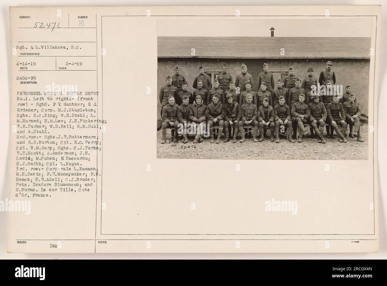 Personal des Medical Supply Depot Nr. 1 in ist Sur D'Or, Frankreich. Das Foto wurde am 4-14-19 aufgenommen und zeigt die folgenden Personen, beginnend in der ersten Reihe: Sgts. FV Gantner, E Griener, Corp M.J. Stapleton, Sgts. B.C.King, W.H. Diehl, L.M.Harned, E.M.Lee, J.E.Pickering, R.E. Parker, W.D.Bell, K.B. Dahl und A. Stahi. In der zweiten Zeile: Sgts.J. R. Buttermore, G.0.Burton, CPL.H.C. Perry, CPL. W.M.Gary, Sgts. C.J. Turks, R.T.Scott, A. Anderson, J.E. Lewid, M. Cohen, R.Zaccardo, H.J. Smith und CPL. L. Kogan. In der dritten Reihe: Corporals L. Kamann, M.H. Davis, F.R. Moneymaker, F. Henck, E.R. Adell, C.J.-Bru Stockfoto