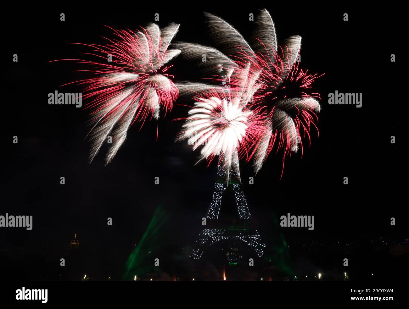 Paris, Frankreich. 14. Juli 2023. Das Feuerwerk explodiert in der Nähe des Eiffelturms während der Feierlichkeiten zum Bastille Day in Paris, Frankreich, am 14. Juli 2023. Am Freitag fand in Frankreich der französische Nationalfeiertag oder der Tag der Bastille statt. Kredit: Gao Jing/Xinhua/Alamy Live News Stockfoto