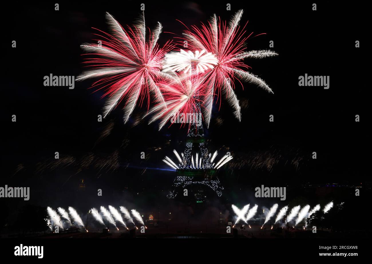Paris, Frankreich. 14. Juli 2023. Das Feuerwerk explodiert in der Nähe des Eiffelturms während der Feierlichkeiten zum Bastille Day in Paris, Frankreich, am 14. Juli 2023. Am Freitag fand in Frankreich der französische Nationalfeiertag oder der Tag der Bastille statt. Kredit: Gao Jing/Xinhua/Alamy Live News Stockfoto