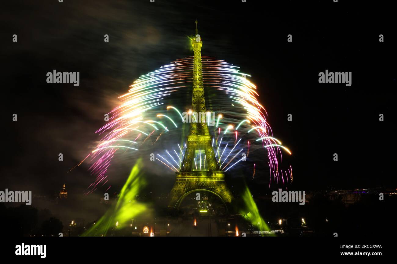 Paris, Frankreich. 14. Juli 2023. Das Feuerwerk explodiert in der Nähe des Eiffelturms während der Feierlichkeiten zum Bastille Day in Paris, Frankreich, am 14. Juli 2023. Am Freitag fand in Frankreich der französische Nationalfeiertag oder der Tag der Bastille statt. Kredit: Gao Jing/Xinhua/Alamy Live News Stockfoto