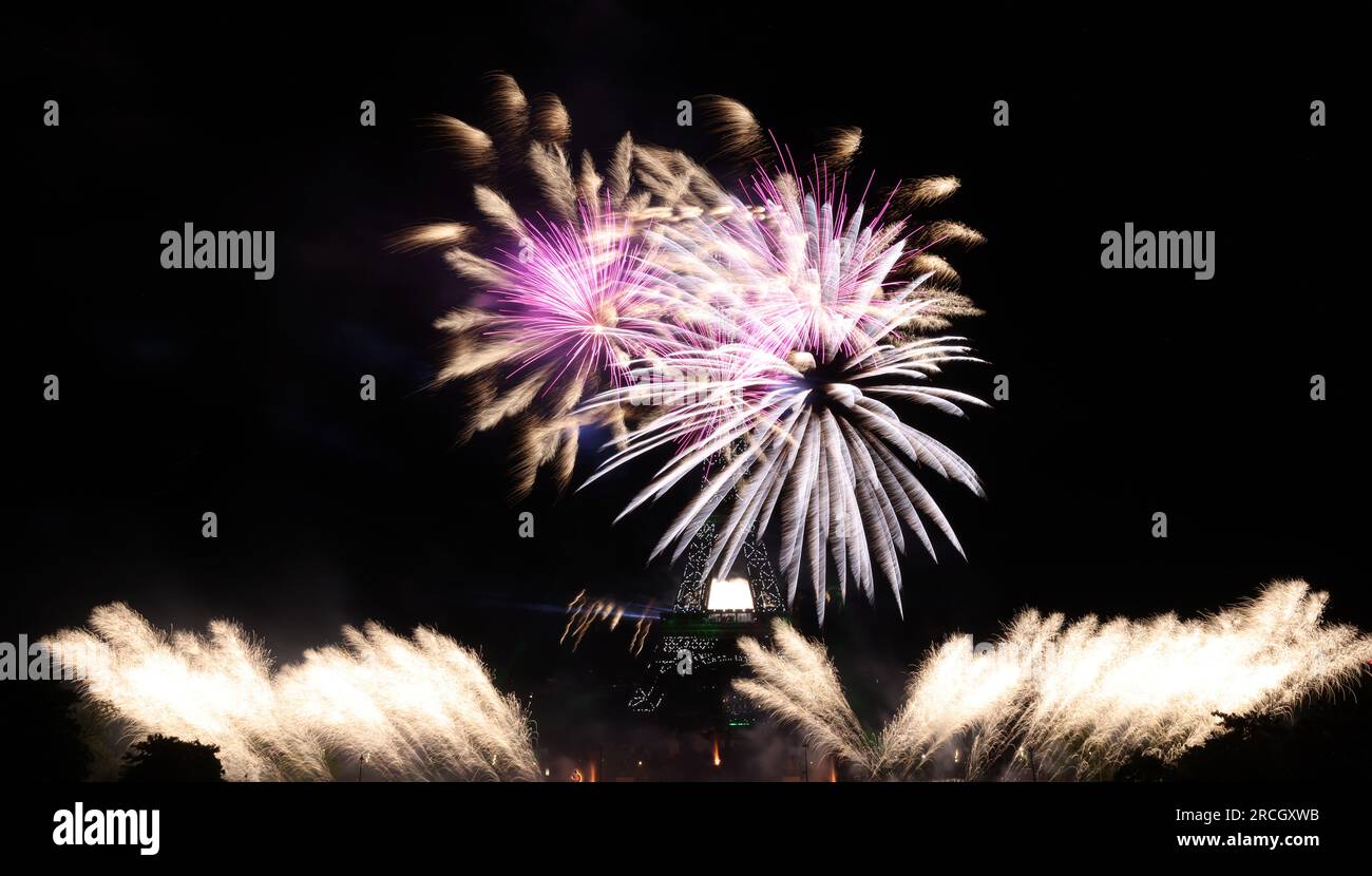 Paris, Frankreich. 14. Juli 2023. Das Feuerwerk explodiert in der Nähe des Eiffelturms während der Feierlichkeiten zum Bastille Day in Paris, Frankreich, am 14. Juli 2023. Am Freitag fand in Frankreich der französische Nationalfeiertag oder der Tag der Bastille statt. Kredit: Gao Jing/Xinhua/Alamy Live News Stockfoto