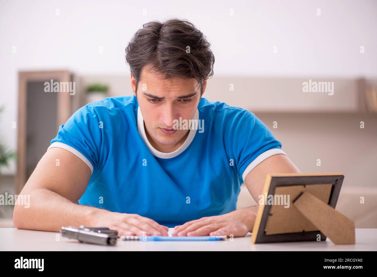 Junger Mann im unerwiderten Liebesbegriff Stockfoto